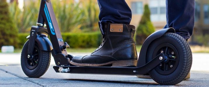 Самокат з великими колесами (44 фото): вибираємо моделі з широкими колесами і амортизаторами до 100 кг та інші самокати
