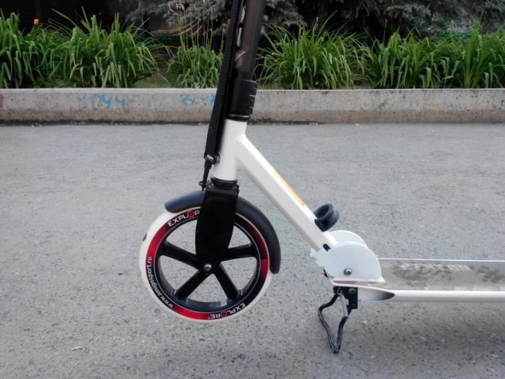 Самокат з великими колесами (44 фото): вибираємо моделі з широкими колесами і амортизаторами до 100 кг та інші самокати