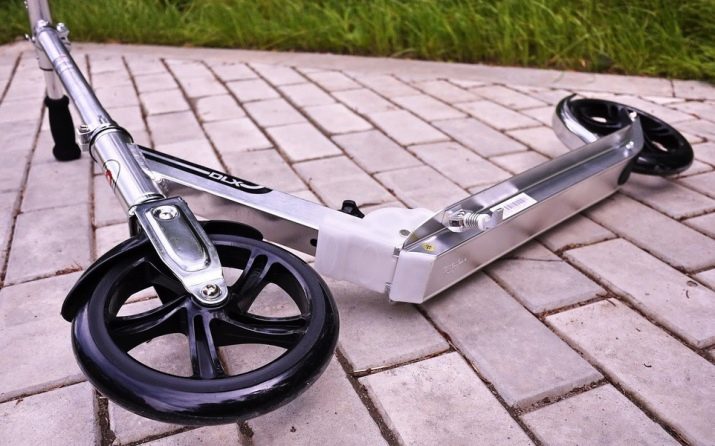 Самокат з великими колесами (44 фото): вибираємо моделі з широкими колесами і амортизаторами до 100 кг та інші самокати