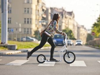 Самокат з великими колесами (44 фото): вибираємо моделі з широкими колесами і амортизаторами до 100 кг та інші самокати