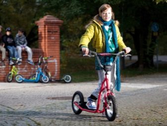 Самокат з великими колесами (44 фото): вибираємо моделі з широкими колесами і амортизаторами до 100 кг та інші самокати
