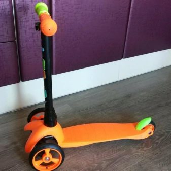 Самокати для дітей від 2 років: рейтинг кращих дитячих 3-колісних моделей з світяться колесами. Як вибрати самокат? Як навчити кататися?