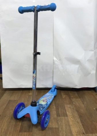 Самокати для дітей від 2 років: рейтинг кращих дитячих 3-колісних моделей з світяться колесами. Як вибрати самокат? Як навчити кататися?