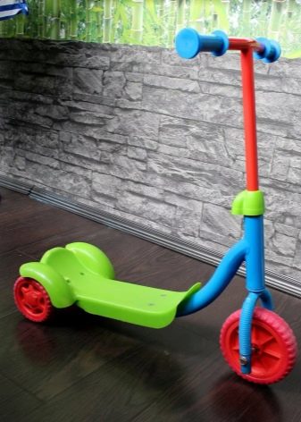 Самокати для дітей від 2 років: рейтинг кращих дитячих 3-колісних моделей з світяться колесами. Як вибрати самокат? Як навчити кататися?