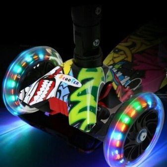 Самокати з світяться колеса: триколісні дитячі самокати з великими колесами для дітей 4-5 років і інші моделі