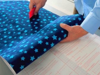 Самоклеюча плівка для ванної: особливості ПВХ-плівки для кімнати, оздоблення стін водонепроникною вінілової плівкою