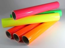 Самоклеюча плівка для ванної: особливості ПВХ-плівки для кімнати, оздоблення стін водонепроникною вінілової плівкою