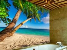 Самоклеюча плівка для ванної: особливості ПВХ-плівки для кімнати, оздоблення стін водонепроникною вінілової плівкою