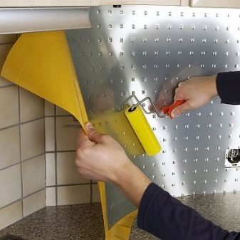 Самоклеюча плівка для ванної: особливості ПВХ-плівки для кімнати, оздоблення стін водонепроникною вінілової плівкою