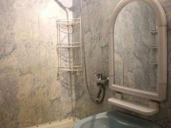 Самоклеюча плівка для ванної: особливості ПВХ-плівки для кімнати, оздоблення стін водонепроникною вінілової плівкою