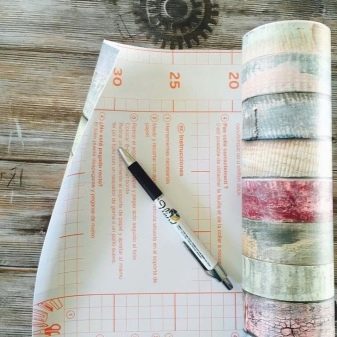 Самоклеюча плівка для ванної: особливості ПВХ-плівки для кімнати, оздоблення стін водонепроникною вінілової плівкою