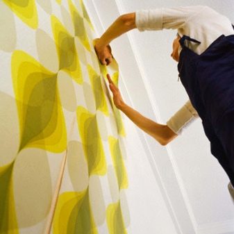 Самоклеюча плівка для ванної: особливості ПВХ-плівки для кімнати, оздоблення стін водонепроникною вінілової плівкою