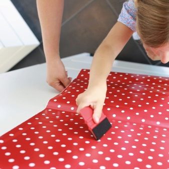 Самоклеюча плівка для ванної: особливості ПВХ-плівки для кімнати, оздоблення стін водонепроникною вінілової плівкою