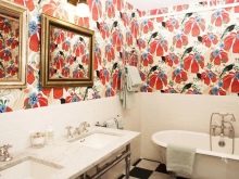 Самоклеюча плівка для ванної: особливості ПВХ-плівки для кімнати, оздоблення стін водонепроникною вінілової плівкою