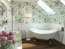 Самоклеюча плівка для ванної: особливості ПВХ-плівки для кімнати, оздоблення стін водонепроникною вінілової плівкою