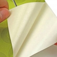 Самоклеюча плівка для ванної: особливості ПВХ-плівки для кімнати, оздоблення стін водонепроникною вінілової плівкою