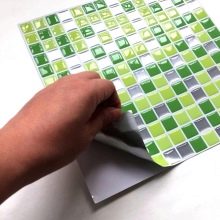 Самоклеюча плівка для ванної: особливості ПВХ-плівки для кімнати, оздоблення стін водонепроникною вінілової плівкою