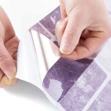 Самоклеюча плівка для ванної: особливості ПВХ-плівки для кімнати, оздоблення стін водонепроникною вінілової плівкою