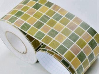 Самоклеюча плівка для ванної: особливості ПВХ-плівки для кімнати, оздоблення стін водонепроникною вінілової плівкою