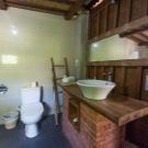 Санвузол у дерев’яному будинку (76 фото): дизайн кімнати в будинку з бруса на дачі, приклади обробки підлоги, схеми вентиляції