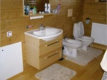 Санвузол у дерев’яному будинку (76 фото): дизайн кімнати в будинку з бруса на дачі, приклади обробки підлоги, схеми вентиляції