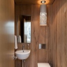 Санвузол у дерев’яному будинку (76 фото): дизайн кімнати в будинку з бруса на дачі, приклади обробки підлоги, схеми вентиляції