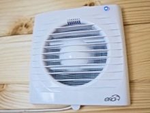 Санвузол у дерев’яному будинку (76 фото): дизайн кімнати в будинку з бруса на дачі, приклади обробки підлоги, схеми вентиляції