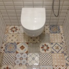 Санвузол у дерев’яному будинку (76 фото): дизайн кімнати в будинку з бруса на дачі, приклади обробки підлоги, схеми вентиляції