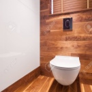 Санвузол у дерев’яному будинку (76 фото): дизайн кімнати в будинку з бруса на дачі, приклади обробки підлоги, схеми вентиляції