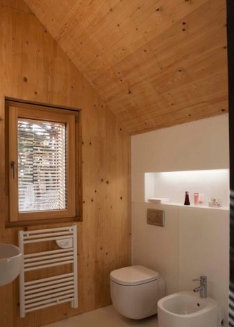 Санвузол у дерев’яному будинку (76 фото): дизайн кімнати в будинку з бруса на дачі, приклади обробки підлоги, схеми вентиляції