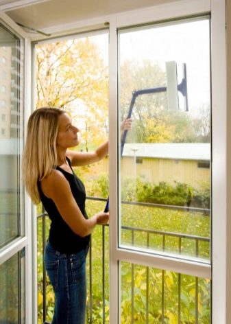 Щітка для миття вікон (34 фото): варіант для чищення з двох сторін, двостороння продукція з телескопічною ручкою, варіанти для миття зовні