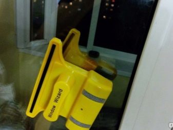 Щітка для миття вікон (34 фото): варіант для чищення з двох сторін, двостороння продукція з телескопічною ручкою, варіанти для миття зовні