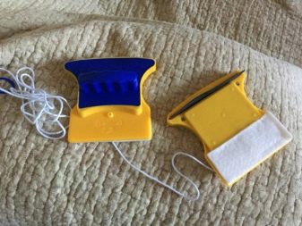 Щітка для миття вікон (34 фото): варіант для чищення з двох сторін, двостороння продукція з телескопічною ручкою, варіанти для миття зовні