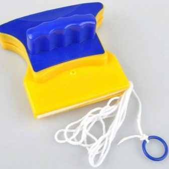 Щітка для миття вікон (34 фото): варіант для чищення з двох сторін, двостороння продукція з телескопічною ручкою, варіанти для миття зовні