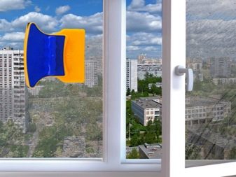 Щітка для миття вікон (34 фото): варіант для чищення з двох сторін, двостороння продукція з телескопічною ручкою, варіанти для миття зовні