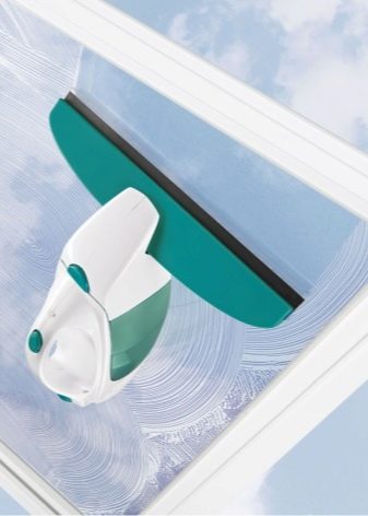 Щітка для миття вікон (34 фото): варіант для чищення з двох сторін, двостороння продукція з телескопічною ручкою, варіанти для миття зовні