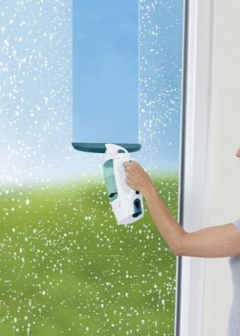 Щітка для миття вікон (34 фото): варіант для чищення з двох сторін, двостороння продукція з телескопічною ручкою, варіанти для миття зовні