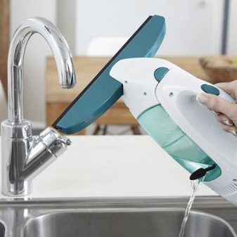 Щітка для миття вікон (34 фото): варіант для чищення з двох сторін, двостороння продукція з телескопічною ручкою, варіанти для миття зовні