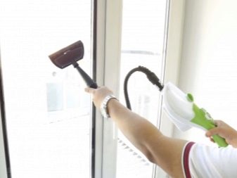 Щітка для миття вікон (34 фото): варіант для чищення з двох сторін, двостороння продукція з телескопічною ручкою, варіанти для миття зовні