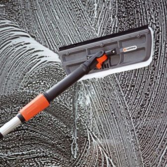 Щітка для миття вікон (34 фото): варіант для чищення з двох сторін, двостороння продукція з телескопічною ручкою, варіанти для миття зовні