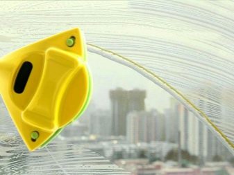 Щітка для миття вікон (34 фото): варіант для чищення з двох сторін, двостороння продукція з телескопічною ручкою, варіанти для миття зовні