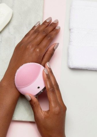 Щіточки для вмивання: силіконові, електричні та щітки-масажери для особи. Моделі від Foreo та інші. Як користуватися?