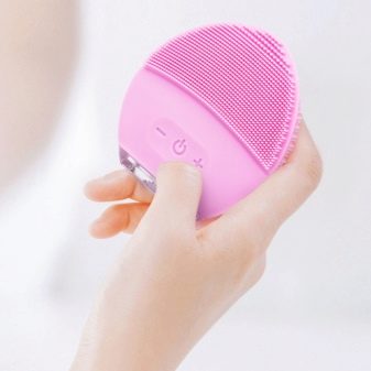 Щіточки для вмивання: силіконові, електричні та щітки-масажери для особи. Моделі від Foreo та інші. Як користуватися?