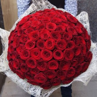 Що дарувати на 24 роки з дня весілля? Який подарунок можна зробити на атласну річницю спільного життя чоловіка і батькам?
