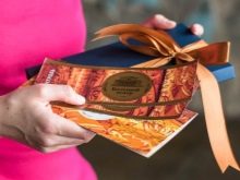 Що подарувати дівчині на побаченні? Ідеї подарунків при зустрічі взимку. Які квіти вибрати?