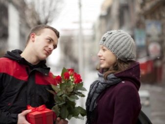 Що подарувати дівчині на побаченні? Ідеї подарунків при зустрічі взимку. Які квіти вибрати?