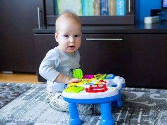 Що подарувати дитині 7-11 місяців? Брязкальця та інші подарунки хлопчикові і дівчинці, яким 7-9 та 10-11 місяців