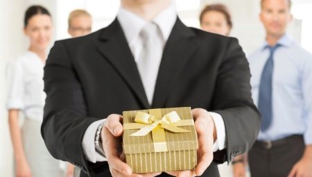 Що подарувати начальнику? Найкращі подарунки для чоловіка-керівника від колективу, гуртка і годинник для директора. Які ручки і іграшки можна вручити шефові?