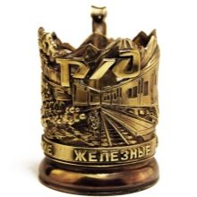 Що подарувати начальнику? Найкращі подарунки для чоловіка-керівника від колективу, гуртка і годинник для директора. Які ручки і іграшки можна вручити шефові?