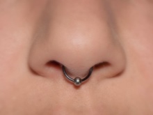 Сережка в ніс (101 фото): як вставити золоті сережки в ніс, кільце, обманка та інші популярні види